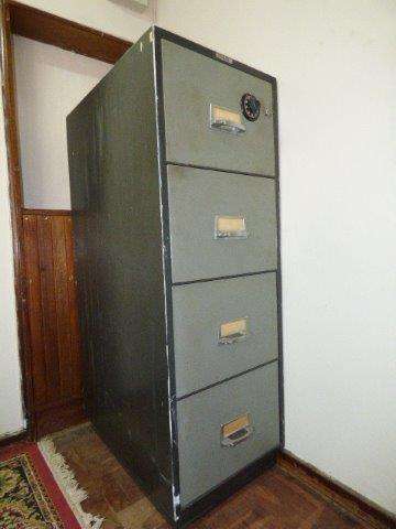 AN AWESOME CHUBB 4 DRAWER FIREPROOF FILING/DOCUMENT OR HOME SAFE w COMBINATION LOCK & OVERRIDE KEY!