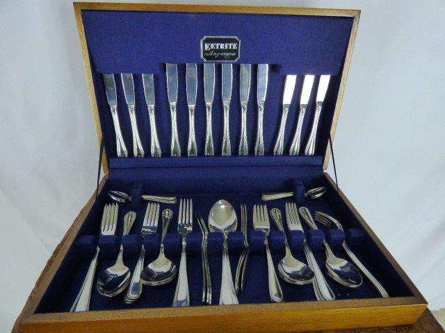A GORGEOUS VINTAGE EETRITE 6 PLACE SETTING CUTLERY SET IN A BEAUTIFUL WOODEN DISPLAY CADDY! PRISTINE