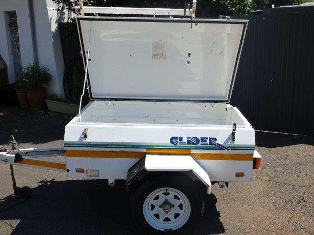 AN AWESOME ALL PURPOSE GLIDER TRAILER WITH A BIKE CADDY ON TOP.