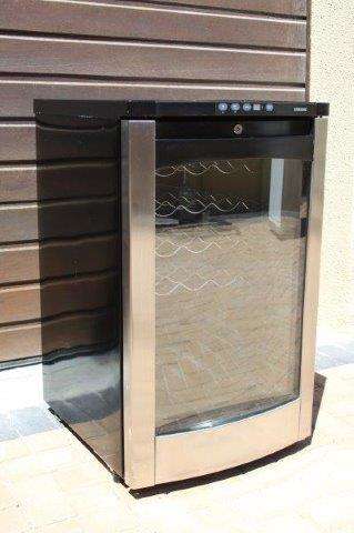 AN AWESOME MODERN SAMSUNG WINE COOLER FRIDGE, HOLDS 28+ BOTTLES. STUNNING IN YOUR PUB/LAPA!!!