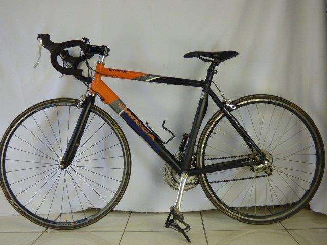 A LOVELY OMEGA VIPER LADIES ROAD BIKE. ORANGE AND BLACK. NEEDS A REPAIR.