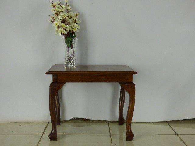 WOW! A GORGEOUS IMBUIA QUEEN ANNE SIDE TABLE, PERFECT BETWEEN TWO CHAIRS IN YOUR STUDY/READING ROOM!