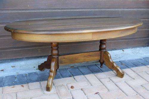 A MAGNIFICENT DESIGNER CENTRE COFFEE TABLE WITH STUNNING CHUNKY LEGS & GORGEOUS INLAY WORK!