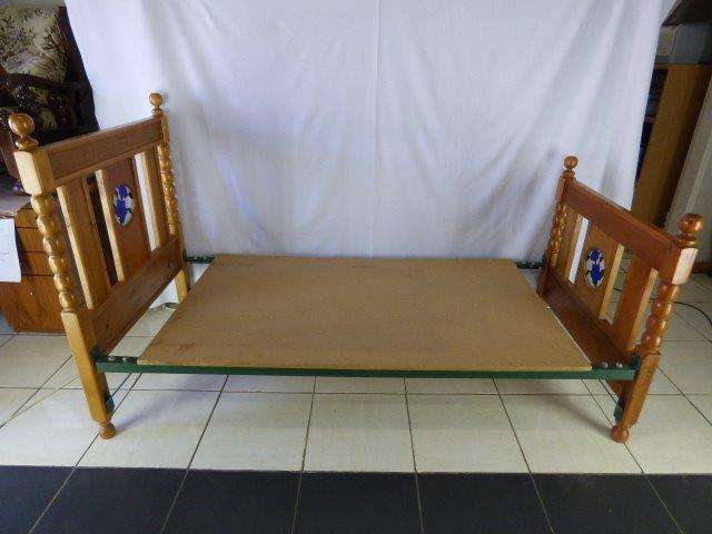 AN ABSOLUTELY GORGEOUS OREGAN PINE & STAINED GLASS SINGLE BED, IN FANTASTIC CONDITION.VERY PRETTY!!!