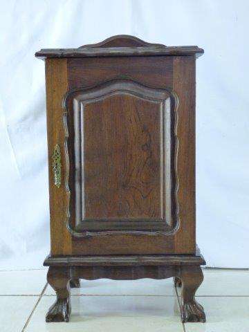 A BEAUTIFUL IMBUIA BALL AND CLAW SINGLE BEDSIDE TABLE, IN FANTASTIC CONDITION.