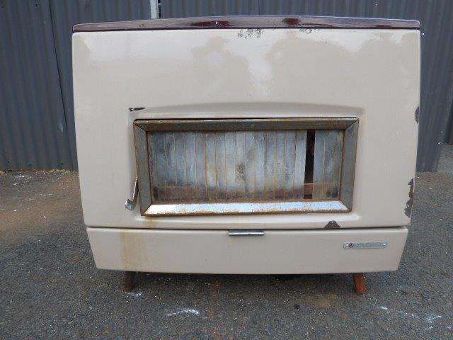 A VINTAGE ARTHUR MARTIN UNIVA ENAMEL ANTHRACITE HEATER, NEEDS SOME TLC & IT WOULD BE A WINNER