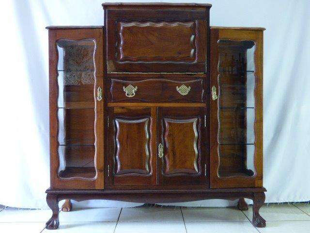 A MAGNIFICENT ANTIQUE DETAILED BALL & CLAW DRINKS CABINET/SHOWCASE IN VERY GOOD CONDITION!!! WOW!!!