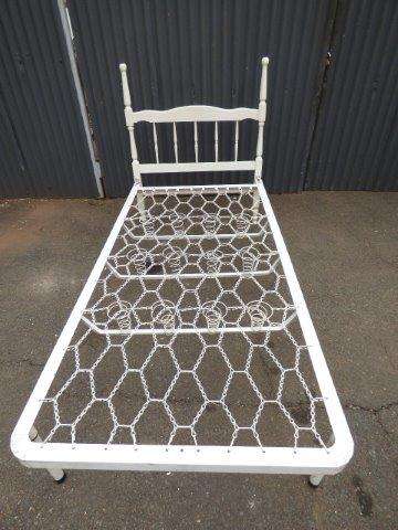 A GORGEOUS SINGLE BED WITH SO MANY OPTIONS OF WHERE TO HAVE IT IN THE HOME!!