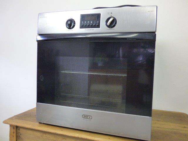 A SUPERB STAINLESS STEEL DEFY 600MSE MULTIPURPOSE OVEN WITH A THERMO FAN, STUNNING IN YOUR KITCHEN.