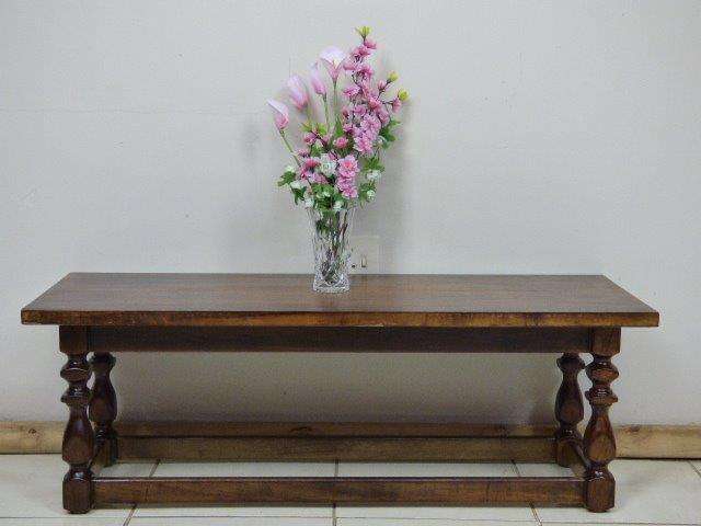 A MAGNIFICENT COFFEE TABLE WITH STUNNING WOODWORK DETAIL ON THE LEGS. AWESOME!!!