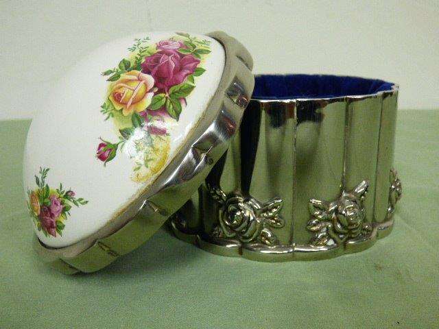 A GORGEOUS ROYAL DOULTON TRINKET/JEWELLERY BOWL. OLD COUNTRY ROSES PATTERN. ABSOLUTELY BEAUTIFUL!