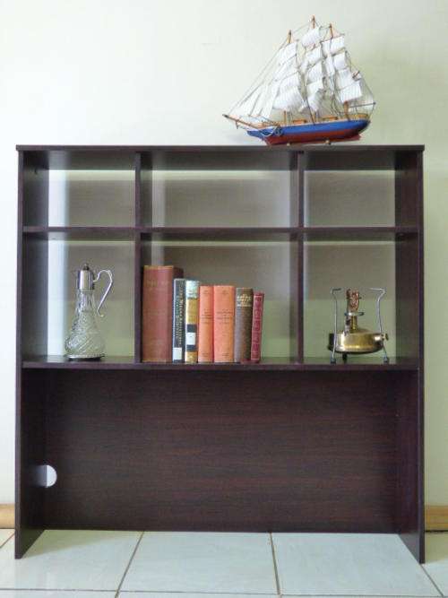 A STUNNING MODERN WOODEN DISPLAY/BOOKSHELF, IDEAL FOR YOUR STUDY OR READING ROOM. GREAT CONDITION!!