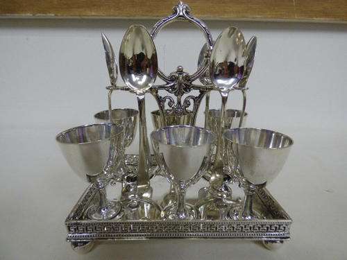 AN EXQUISITE VINTAGE (EPNS) SILVER PLATED 6 SETTING EGG CRUET SET INCLUDING EGG CUPS AND TEASPOONS