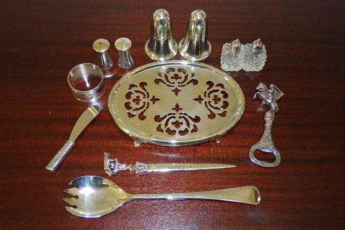 A WONDERFUL COLLECTION OF SILVER PLATED PIECES INCLUDING A POT STAND, SALT AND PEPPER CELLARS & MORE