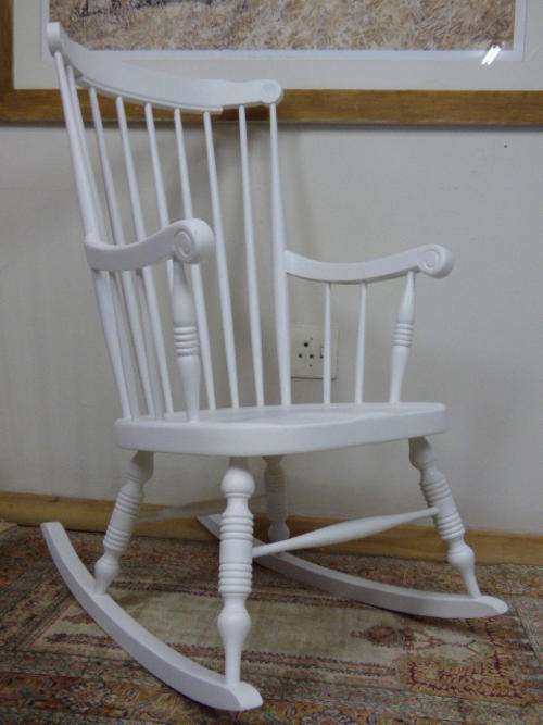 AN EXQUISITE LARGE WHITE PAINTED ROCKING CHAIR - GORGEOUS IN A BABY ROOM OR ON A PATIO!!!