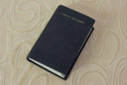 A WONDERFUL VINTAGE (1957) DUTCH "NIEUW TESTAMENT" (NEW TESTAMENT) SOFT COVER COMPACT BIBLE