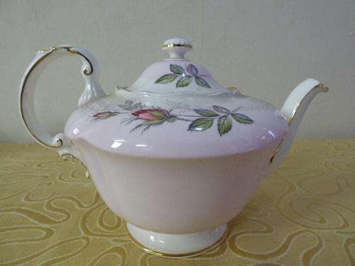 A STUNNING & VERY ELEGANT PARAGON *BRIDAL ROSE PATTERN* (6 CUP) TEAPOT . BEAUTIFUL!