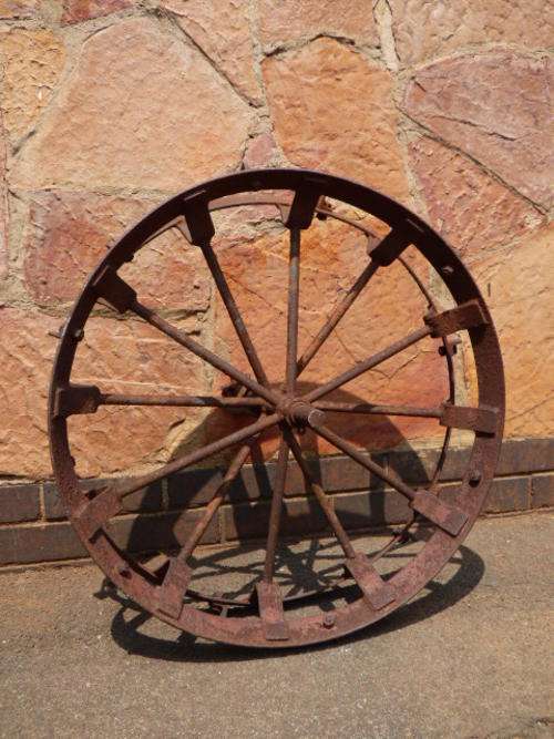 A FABULOUS VINTAGE LARGE CAST IRON WHEEL, REFURBISH OR USE AS A GARDEN PROP, SO MANY OPTIONS!!!