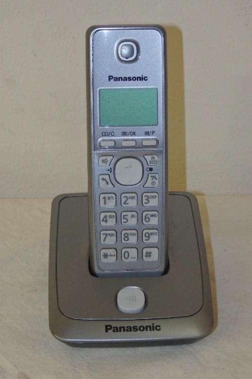 A STUNNING "COMPACT" PANASONIC KX-TG2711SA CORDLESS TELEPHONE WITH "HANDSET FIND" FACILITY