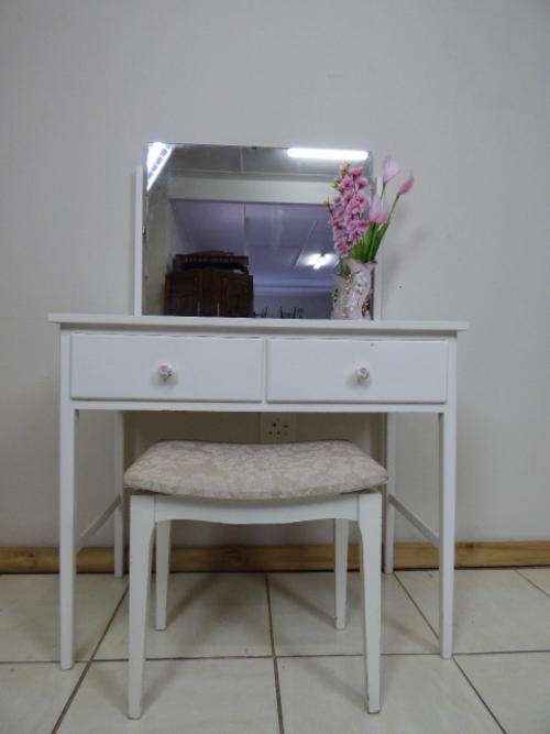 A BEAUTIFUL STYLISH VINTAGE LADIES DRESSING TABLE WITH A LARGE SWIVEL MIRROR & STOOL. STUNNING!!