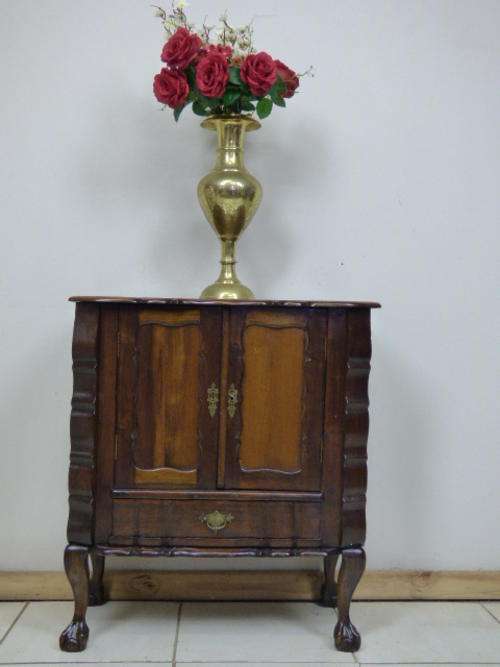 A GORGEOUS SOLID STINKWOOD BALL & CLAW ALL PURPOSE CABINET. BEAUTIFUL DETAIL!!!