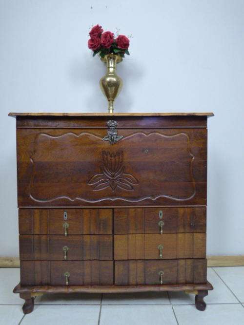 A UNIQUE AND VERY BEAUTIFUL VINTAGE KIST WITH A STORAGE TRAY AND SIX DRAWS!!