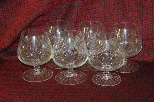 A SUPERB SET OF SIX BEAUTIFUL LEAD CUT CRYSTAL COGNAC GLASSES IN NEAR PRISTINE CONDITION