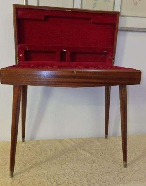 AN EXTREMELY RARE VINTAGE SOLID WOODEN (12 SETTING) CUTLERY CANTEEN (CADDY) TABLE STAND