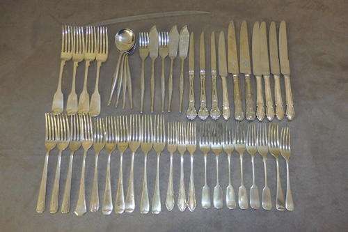 AN AWESOME JOB LOT OF MIXED CUTLERY INCLUDING VINTAGE AND NEWER FLATWARE PIECES