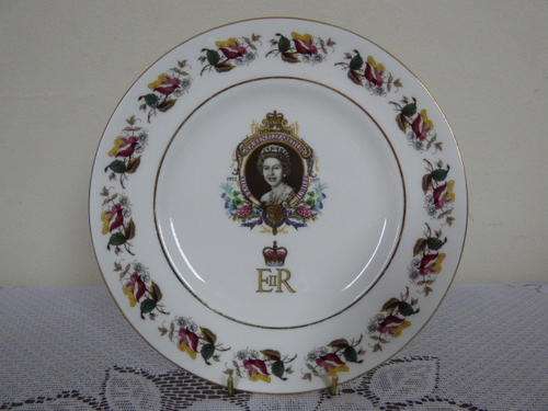AN EXQUISITE, COLOURFUL AND HIGHLY COLLECTIBLE ROYAL SUTHERLAND "QUEEN ELIZABETH" PLATE. STUNNING!!