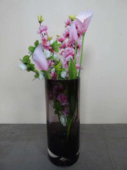 A STUNNING UPMARKET TALL ROUND VASE, CLASSY & STYLISH IN ANY ROOM!!!
