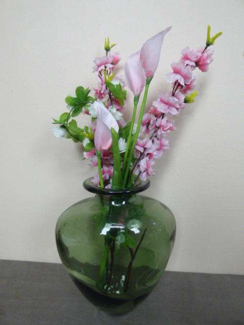 A STUNNING UPMARKET BEAUTIFULLY SHAPED GREEN VASE, CLASSY & STYLISH IN ANY ROOM!!!