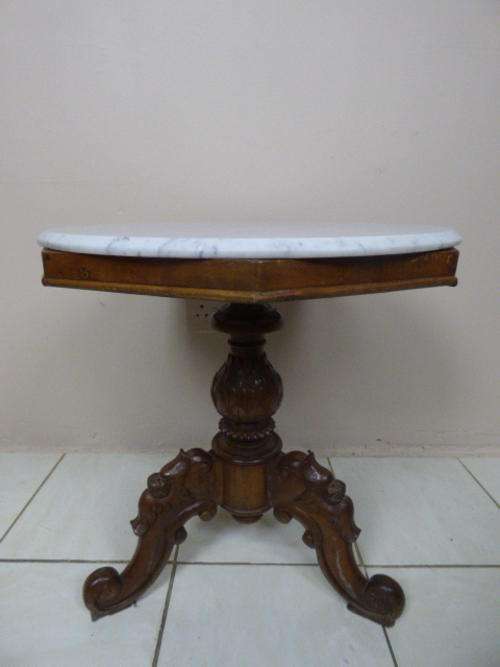 A BEAUTIFUL SOLID TEAK AND MARBLE OCCASIONAL/DISPLAY TABLE w CHUNKY SOLID CENTRE LEGS & FEET.