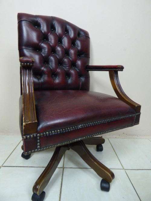 A GORGEOUS GENUINE LEATHER CHESTERFIELD STYLE EXECUTIVE OFFICE CHAIR IN GREAT VINTAGE CONDITION!