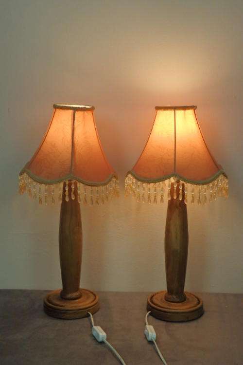 A BEAUTIFUL PAIR OF WOODEN BEDSIDE/ OCCASIONAL LAMPS WITH "DUSTY" PINK SHADES AND CRYSTAL-LIKE DROPS