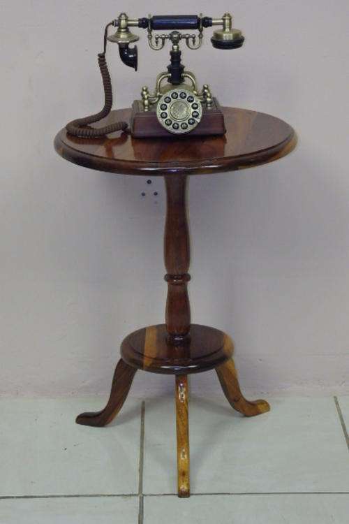 A BEAUTIFUL AND VERY ELEGANT TEAK COFFEE TABLE WITH STYLISH "VICTORIAN" STYLE LEGS