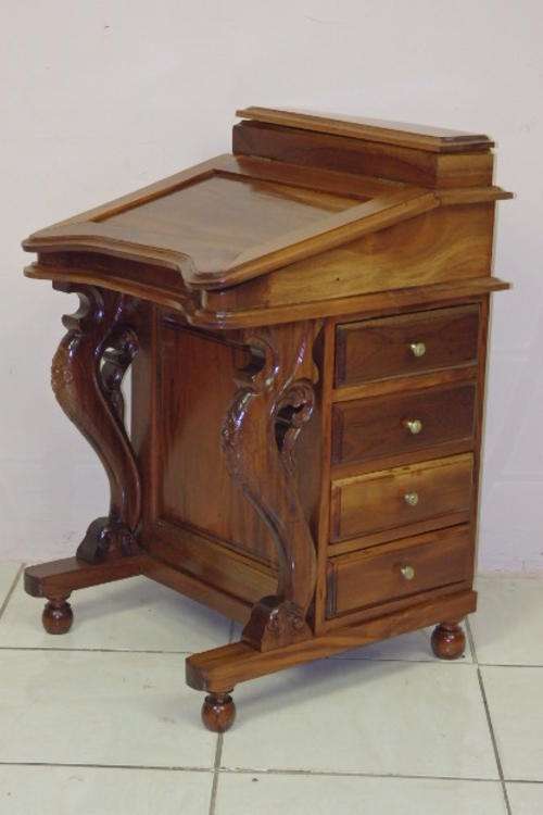 AN INCREDIBLY RARE AND EXQUISITE VINTAGE DAVENPORT (SHIP'S CAPTAIN DESK) IN STUNNING CONDITION