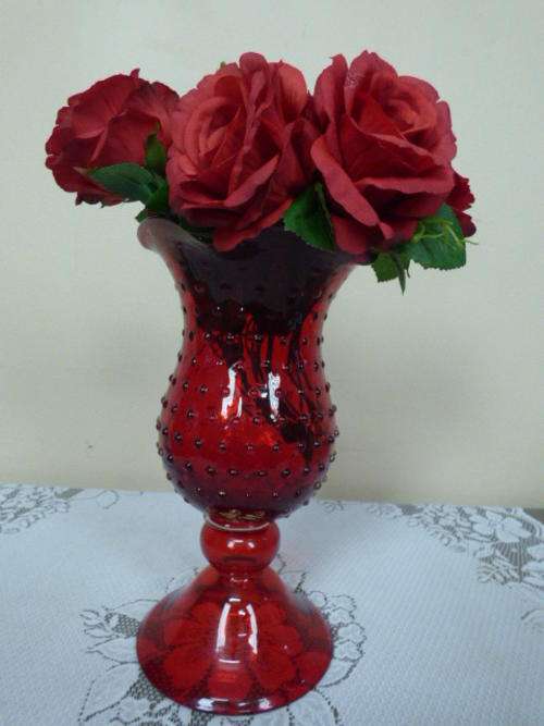A BEAUTIFUL VERY ELEGANT VIBRANT RED GLASS VASE. GORGEOUS SHAPE AND DETAIL!  DIVINE!!