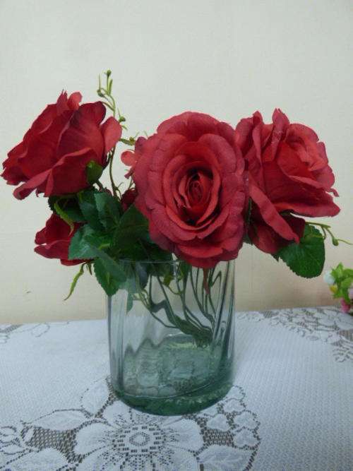 A STUNNING UPMARKET BEAUTIFULLY SHAPED GREEN VASE, CLASSY & STYLISH IN ANY ROOM!!!