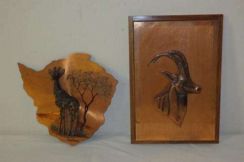 TWO AWESOME VINTAGE COPPER PLAQUES INCLUDING A GIRAFFE AND A SABLE ANTELOPE bid/plaque