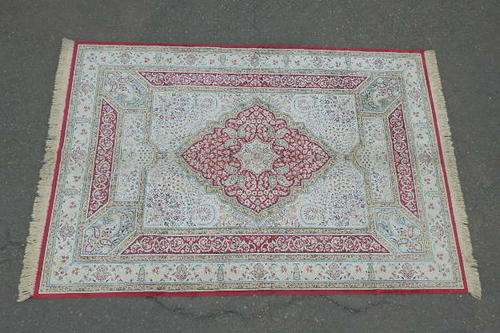 A STUNNING AND "BOLD" (LARGE 2.4m x 1.5m) BELGIAN MADE SILKY CARPET WITH INCREDIBLE PATTERNS