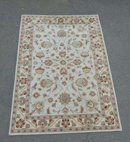 A SPECTACULAR LARGE (2.7m x 1.8m) INDIAN HAND KNOTTED "TUFTED" PURE WOOL CARPET IN SUPERB CONDITION