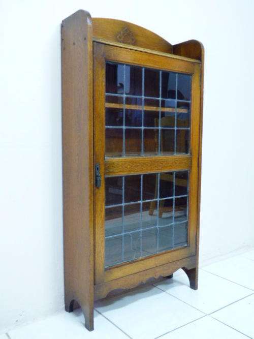 AN EXQUISITE VINTAGE DISPLAY CABINET w MAGNIFICENT LEAD GLASS DOOR; STUNNING!!!
