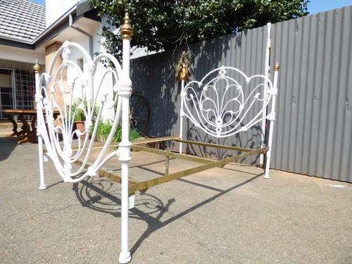 A BEAUTIFUL, DAINTY AND ELEGANT WROUGHT IRON DOUBLE BED, PERFECT FOR A GIRLS BEDROOM.