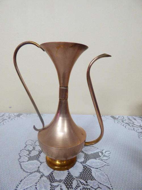 A WONDERFUL MEDIUM SIZED VINTAGE COPPER OIL DISPENSER , LOVELY IN A KITCHEN DISPLAY!!