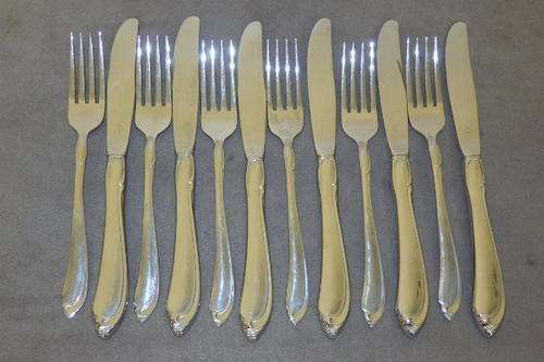A STUNNING 12pc ONEIDA CRAFT "DELUXE" STAINLESS STEEL DINNER KNIFE AND FORK SET