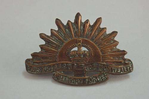 AN AMAZING "AUSTRALIAN COMMONWEALTH MILITARY FORCES BADGE" (THE RISING SUN BADGE)
