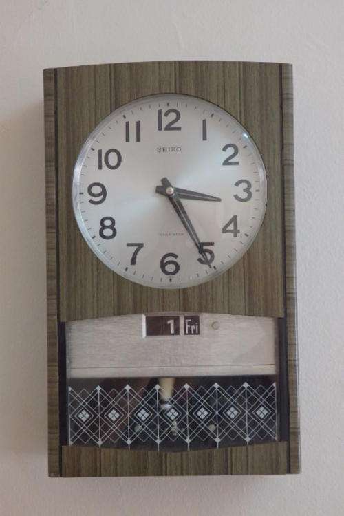 A FANTASTIC (WORKING) VINTAGE "SEIKO" SONOLA TRANSISTOR CHIMING WALL CLOCK WITH DATE & DAY CALENDER