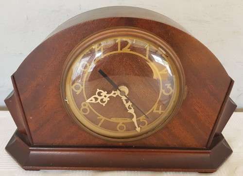 A vintage Seth Thomas battery operated clock
