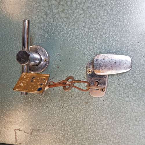An awesome `SA Safe` rifle safe with keys - rifle and hand guns